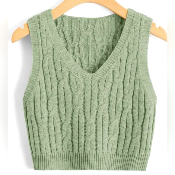 sage green cropped vest 🌱 - Picture 2 of 3